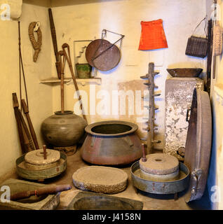 Des ustensiles de cuisine anciens - Udaipur, Rajasthan, Gujarat, Inde Banque D'Images