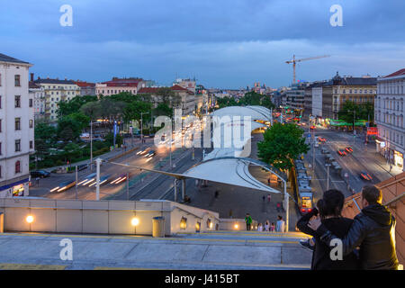 Vue du haut des Hauptbücherei Haupt-Bibliothek (Bibliothèque principale) à la route de Wienerberg Gürtel et, des couples aux étapes, Wien, Vienne, 07. Neubau, Wien, Austri Banque D'Images