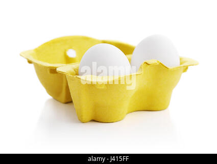 Voir d'emballage ouvert de deux oeufs de poule blanc pour marché ou shop isolé sur fond blanc. Banque D'Images