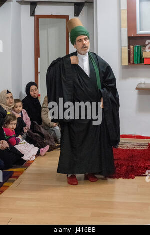 Yakup Koyuncu, connu sous le nom de Yakup Baba (un nom qui signifie Père) est propriétaire d'un bâtiment dans lequel les derviches appartenant à la secte Soufi Helvati rassembler. Banque D'Images