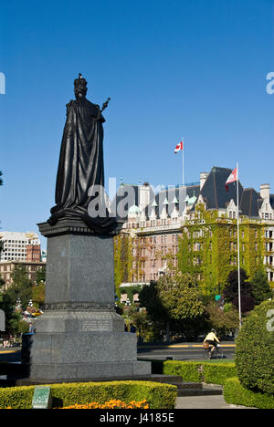 Une statue de la reine Victoria est en raison de la Colombie-Britannique Édifices du Parlement, avec l'Hôtel Fairmont Empress, Victoria, Colombie-Britannique Banque D'Images