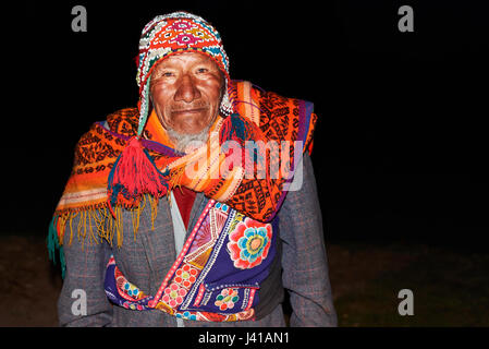 Cusco, Pérou - 20 Avril 2017 : originaire de l'homme péruvien en vêtements traditionnels colorés sur fond noir street Banque D'Images