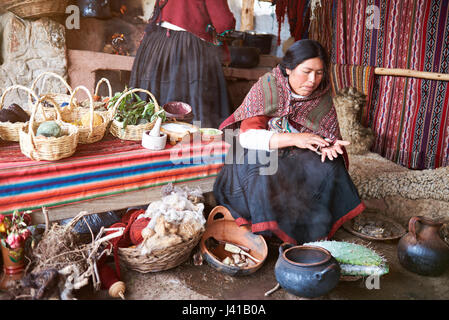 Cusco, Pérou - 21 Avril 2017 : l'usine fait main alpaga du Pérou. Femme au travail sur les vêtements d'alpaga Banque D'Images