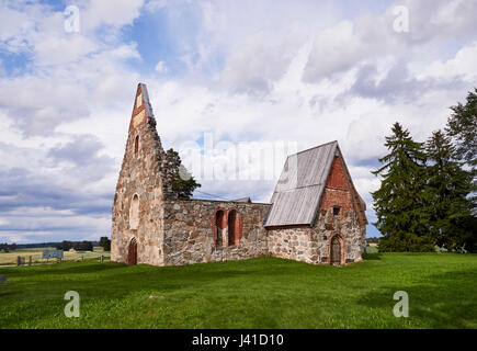 Vieille église sans toit ruines sur une belle journée ensoleillée au milieu de l'été dans Finla Banque D'Images