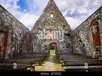 Vieille église sans toit ruines sur une belle journée ensoleillée au milieu de l'été dans Finla Banque D'Images