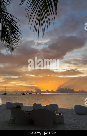 Coucher du soleil et de la plage-bar à Meeru Island Resort, Meerufenfushi, North-Male-Atoll, Maldives Banque D'Images