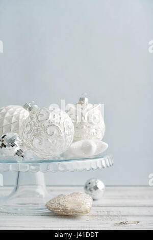 Vintage blanc des boules de Noël avec des décorations de Noël sur fond clair Banque D'Images