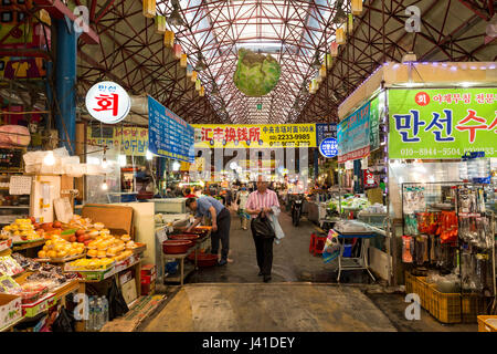 Marché alimentaire Jungang, Séoul, Corée du Sud. Situé près de la ville, l'entrée est grande, mieux connu sous le nom de Dongdaemun. Banque D'Images