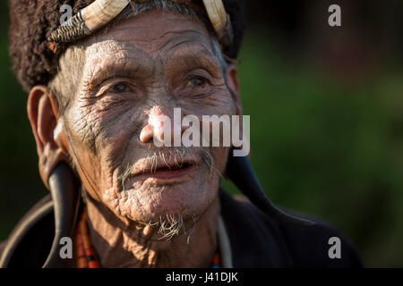 Ancien chasseur appartenant à la tribu Konyak, Hongpoi village, mon district, Nagaland, Inde Banque D'Images