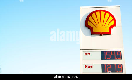 Royal shell signe avec des prix et ciel bleu Banque D'Images