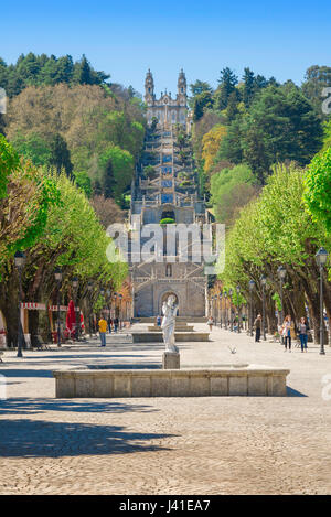 Lamego Portugal, vue le long de la Rua Sousa un vers l'escalier Baroque menant à l'église du sanctuaire de Nossa Senhora dos Remedios Banque D'Images