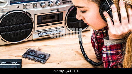 La musique de style rétro avec en-tête de jeune fille à l'écoute de ghetto blaster Banque D'Images