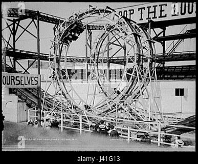Cette image montre une version modifiée du parcours « Loop the Loops » d'un Lunapark, qui présente des boucles circulaires palpitantes dans le cadre des attractions du parc d'attractions. Banque D'Images