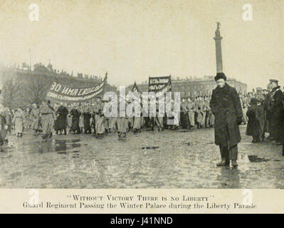 Cette image représente le défilé de la liberté à Petrograd, un événement historique qui a eu lieu au cours d'une période importante de l'histoire russe, mettant en valeur l'atmosphère culturelle et politique de l'époque. Banque D'Images