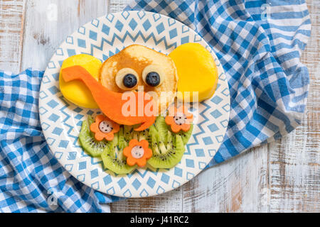 Funny elephant crêpes de fruits pour le petit-déjeuner pour les enfants Banque D'Images