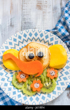 Funny elephant crêpes de fruits pour le petit-déjeuner pour les enfants Banque D'Images