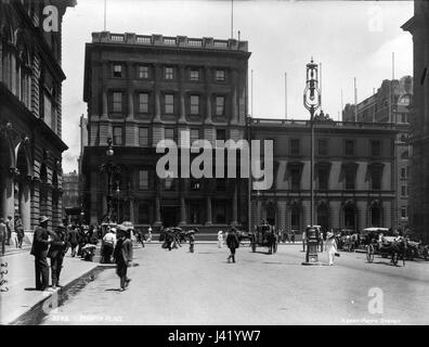 Cette photographie de Martin place à Sydney, tirée de la collection du musée Powerhouse, capture le paysage urbain de ce lieu emblématique, mettant en valeur les caractéristiques architecturales et l'atmosphère animée de la région. Banque D'Images
