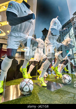 Les Mannequins et réflexions à Boutique officielle Real Madrid boutique fenêtre au Gran V'une rue. Madrid. Espagne Banque D'Images