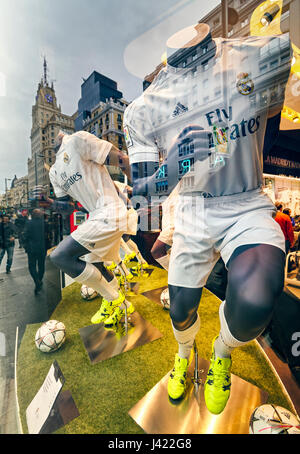 Les Mannequins et réflexions à Boutique officielle Real Madrid boutique fenêtre au Gran V'une rue. Madrid. Espagne Banque D'Images