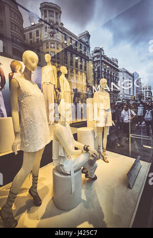 Les Mannequins et réflexions à une fenêtre unique dans l'avenue Gran Via. Madrid. Espagne Banque D'Images