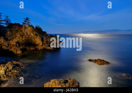 Silvery moon reflétant sur l'eau plus Point-East Creyke Sooke, en Colombie-Britannique, Canada. Banque D'Images