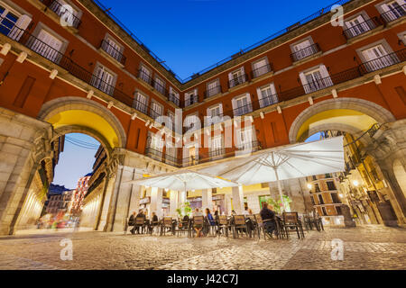 La Plaza Mayor de nuit . Madrid, Espagne. Banque D'Images