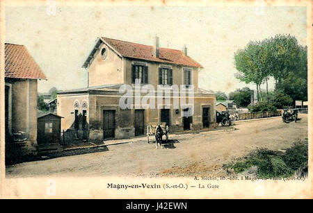 'Magny en Vexin (95), la gare (5)' fait référence à une image représentant la gare de Magny-en-Vexin, une commune du Val-d'Oise dans le nord de la France, mettant en valeur ses caractéristiques architecturales. Banque D'Images