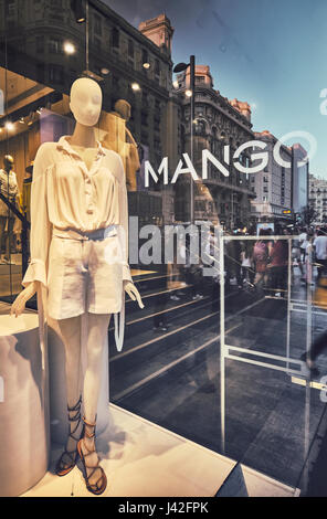 Les Mannequins et réflexions à une fenêtre unique dans l'avenue Gran Via. Madrid. Espagne Banque D'Images