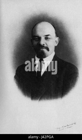 La photo de 1916 montre un portrait de Vladimir Lénine, figure clé de la révolution russe et dirigeant fondateur de l'Union soviétique. Cette photographie capture le leadership de Lénine à une époque charnière de l'histoire. Banque D'Images