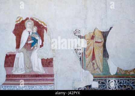 Cette représentation de la Vierge à l'enfant, *Santa Lucia Borghetto*, fait probablement référence à une œuvre d'art ou statue religieuse italienne, représentant la Vierge Marie avec l'enfant Jésus, vénérée dans la tradition catholique. Banque D'Images