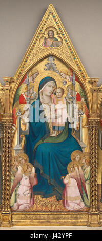 Cette œuvre, mettant en vedette la Vierge et l'enfant intronisés avec douze anges et le Christ bénissant dans le panneau du milieu, est un exemple d'art religieux, probablement de la Renaissance ou de la fin de la période médiévale, illustrant le thème sacré de la protection divine et des soins maternels. Banque D'Images