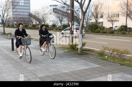 Kanazawa, JAPON - 30 mars 2017 : deux filles de l'école de la bicyclette à Kanazawa, ishikawa-ken-shi, tomizu, 1 chome. Banque D'Images