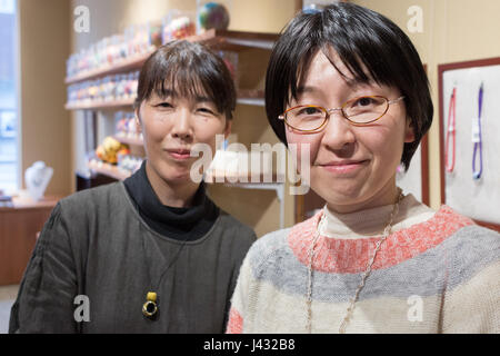 Kanazawa, JAPON - 30 mars 2017 : portrait de deux japonais femme travaillant dans un magasin traditionnel yubinuki kaga où ils font le traditionnel dé Banque D'Images