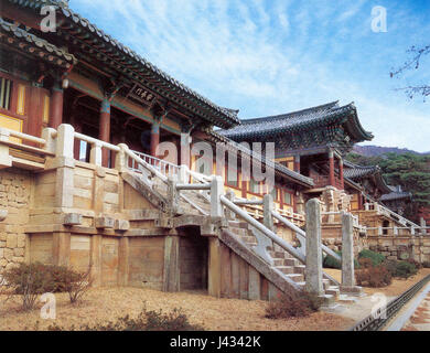 Le pont des fleurs de Lotus et le pont des sept trésors sont des caractéristiques architecturales importantes du temple Bulguksa à Gyeongju, en Corée. Ces ponts, qui font partie d'un site classé au patrimoine mondial de l'UNESCO, reflètent l'architecture bouddhiste traditionnelle coréenne et sont associés au symbolisme spirituel de la religion bouddhiste. Banque D'Images