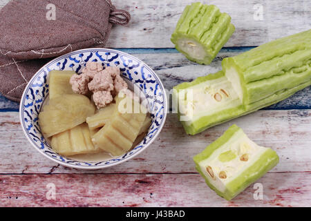 Chinois en streaming amer (Balsum poire) avec boule de viande dans la soupe et Chinois frais courge amère, réduit de moitié. Banque D'Images