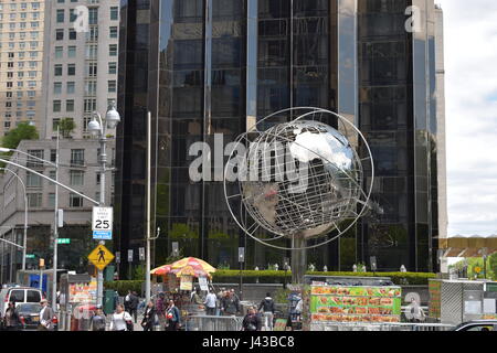 Globe à Columbus Circle est un globe en acier avec les 7 continents du monde entouré par 3 anneaux en acier extérieur représentant les trois axes Banque D'Images