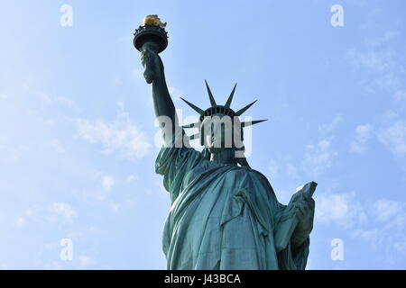 Vue de la façade de la statue de la liberté, jour heure montrant lady liberty tenant un flambeau sur sa tête contre le fond de ciel bleu Banque D'Images