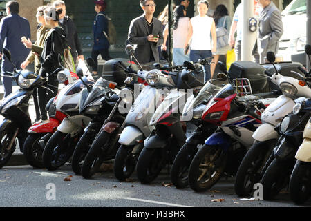 Un espace de stationnement pour les motos et scooters sur Sussex Street, Sydney, Australie. Banque D'Images