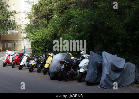 Un espace de stationnement pour les motos et scooters sur Billyard Avenue, Elizabeth Bay, Sydney, Australie. Banque D'Images