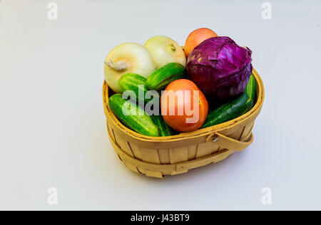 Assortiment de légumes frais sur fond de bois Banque D'Images