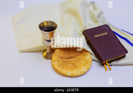 Calice avec du vin rouge, du pain et de la Sainte Bible Banque D'Images