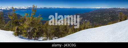 Lake Tahoe donnent sur une vue panoramique en hiver de Heavenly Ski situé dans le haut de la gondole. View surplombe le lac Tahoe. Banque D'Images