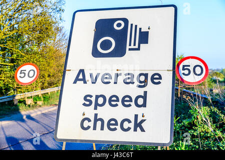 50 Vérification de la vitesse moyenne limite signpost UK sortie de l'autoroute. Banque D'Images