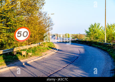 La limite de vitesse de 50 mi/h sur l'autoroute britannique signe. Banque D'Images