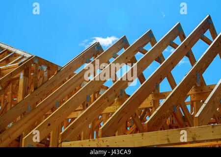 Toit en bois, construction de maison, photo symbolique de la construction, et le financement de la chambre Banque D'Images