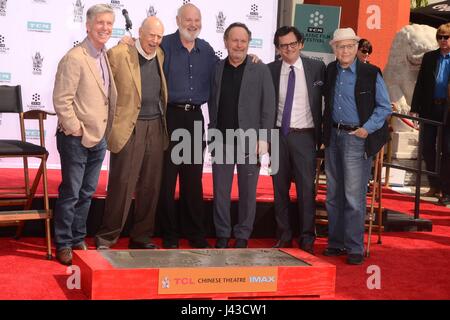 Carl et Rob Reiner part et l'empreinte du souvenir au théâtre chinois de Grauman avec IMAX : Tom Bergeron, Carl Reiner, Rob Reiner, Billy Crystal, Ben Mankiewicz, Norman Lear Où : Los Angeles, California, United States Quand : 07 Avr 2017 Crédit : Nicky Nelson/WENN.com Banque D'Images