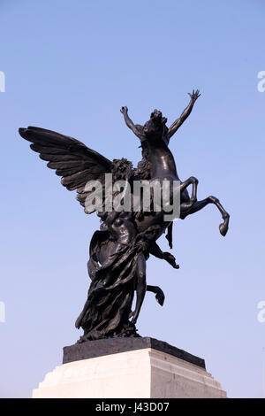 Pegasus sculpture par Agustin Querol en face du Palacio de Bellas Artes (Palais des Beaux-Arts) situé sur le côté ouest du centre historique de la ville de Mexico capitale du Mexique Banque D'Images