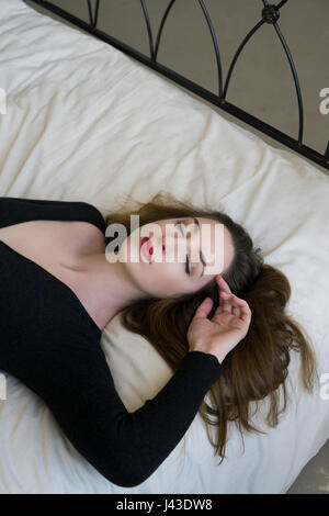 Belle jeune femme sleeping in bed Banque D'Images