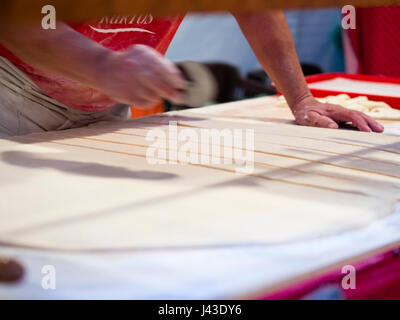 Kurtoskalacs ungarian les brioches et faire griller à l'ONU Street Food Festival à Crémone, en Lombardie, Italie, mai 2017 Banque D'Images