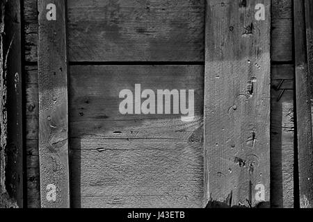 Old plank mur en bois. La texture de vieux bois. Pièce de bois patiné. L'effet d'une image comprend des tons noir et blanc. Banque D'Images